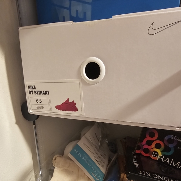 Nike Air Huarache Red Shoe - Picture 7 of 15